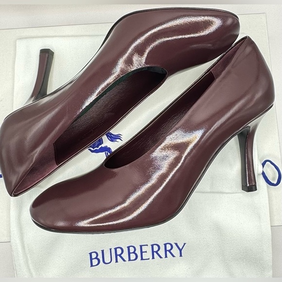 Burberry Glossy Leather Baby Pumps
Color- Poison
Womens size EU 38.5 - Picture 3 of 11